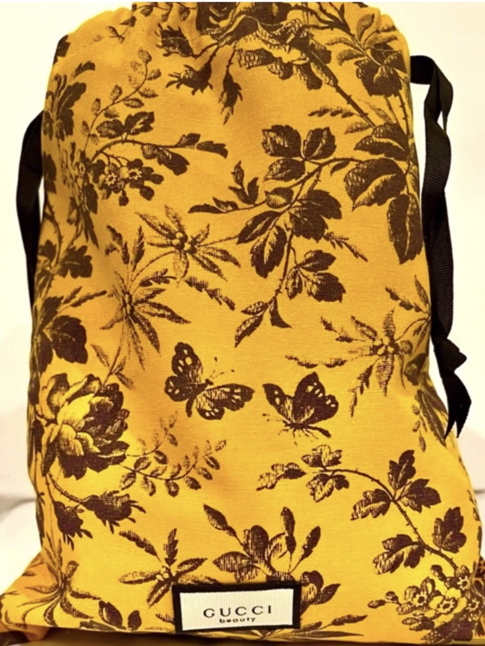 limited edition Yellow Floral Gucci drawstring
Canvas dust bag
•
